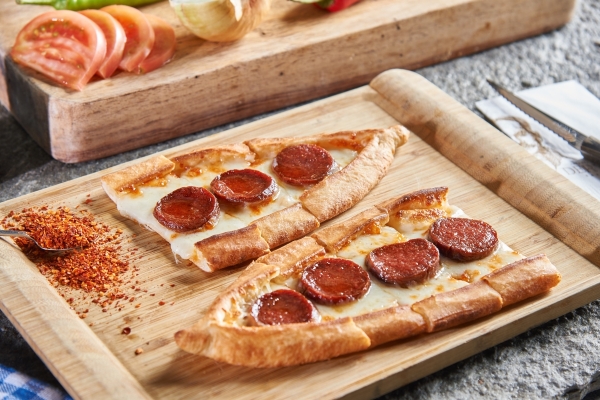 Sucuklu Kaşarlı Pide
